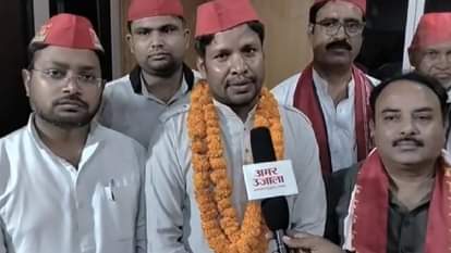 प्रेस कॉन्फ्रेंस लेते सपा प्रदेश अध्यक्ष ओमप्रकाश साहू