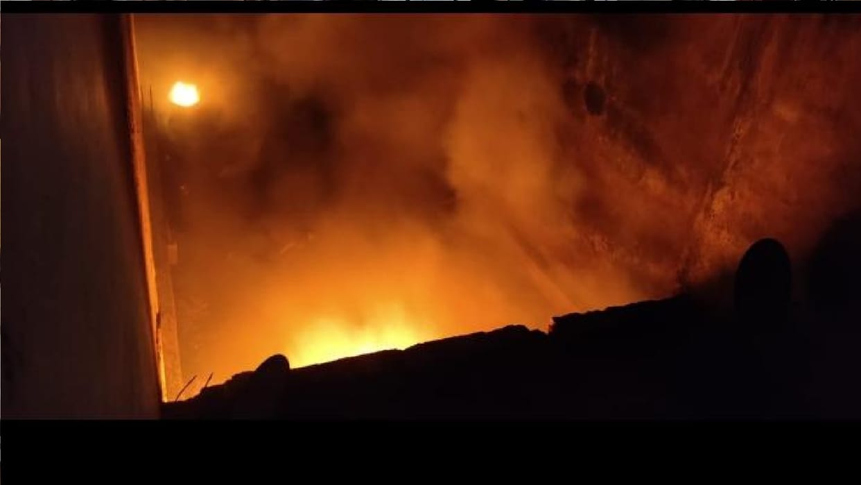 Fierce fire broke out in tent house godown near Shyamnagar Gurdwara raipur Chhattisgarh