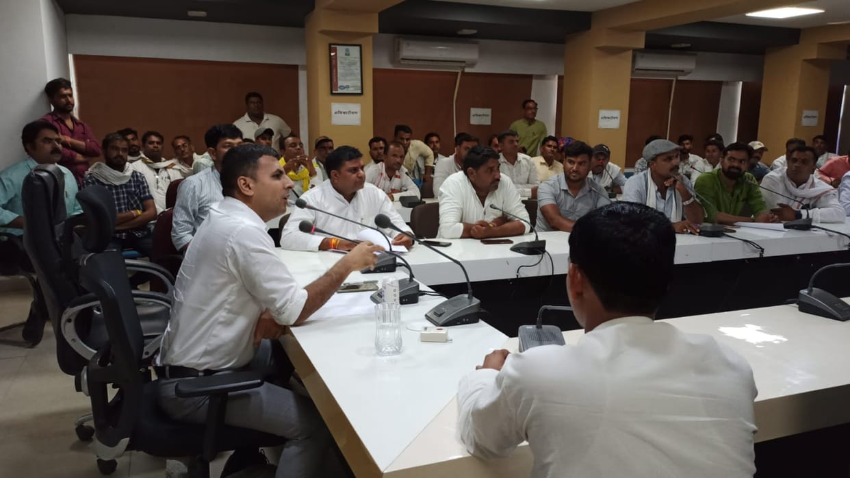 Rajgarh: Sarpanch mobilized against District Panchayat CEO, collector said - FIR if money was withdrawn and di