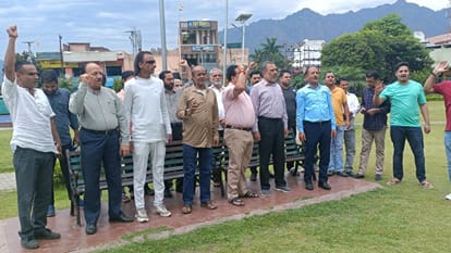 Demonstration against targeted killing in Anantnag people burn effigy of terrorism in Udhampur