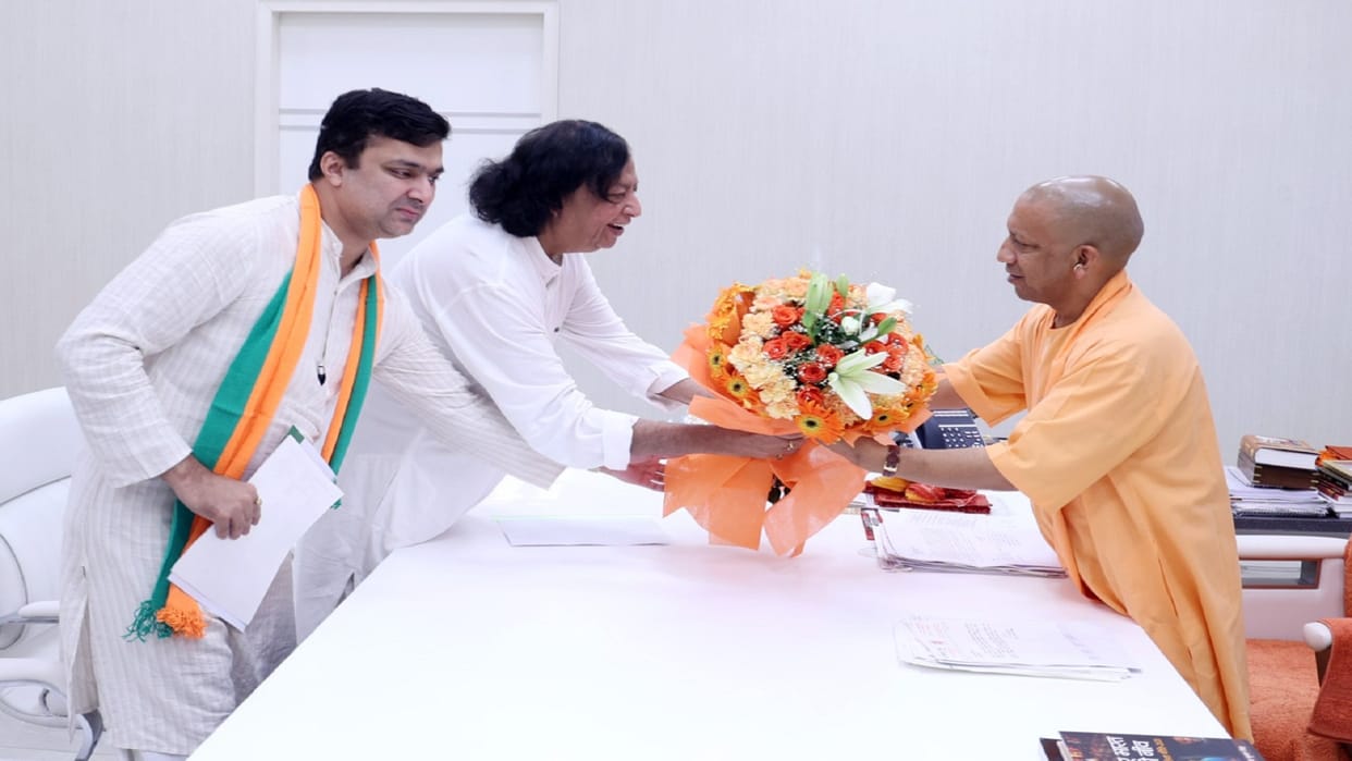 Yogi Adityanath assures MLA harsh vardhan that a new bridge will be built on Ganga from Salori to Hetapatti