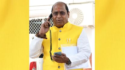 BJP MLA Surendra Maithani uses mobile with reciever.