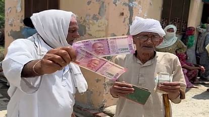 elders protest due to Post office workers giving 2000 notes in lieu of pension in Sonipat