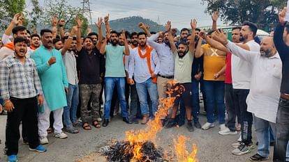 Demonstration against targeted killing in Anantnag people burn effigy of terrorism in Udhampur