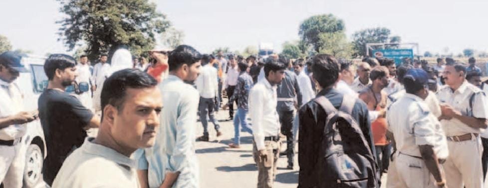 MP News: Cut heads and feet of cows found in villages near Ujjain, villagers block them