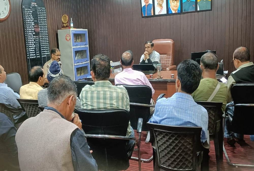 Uttarkashi News Case of abducting minor girl from youth another community Administration Meeting with traders