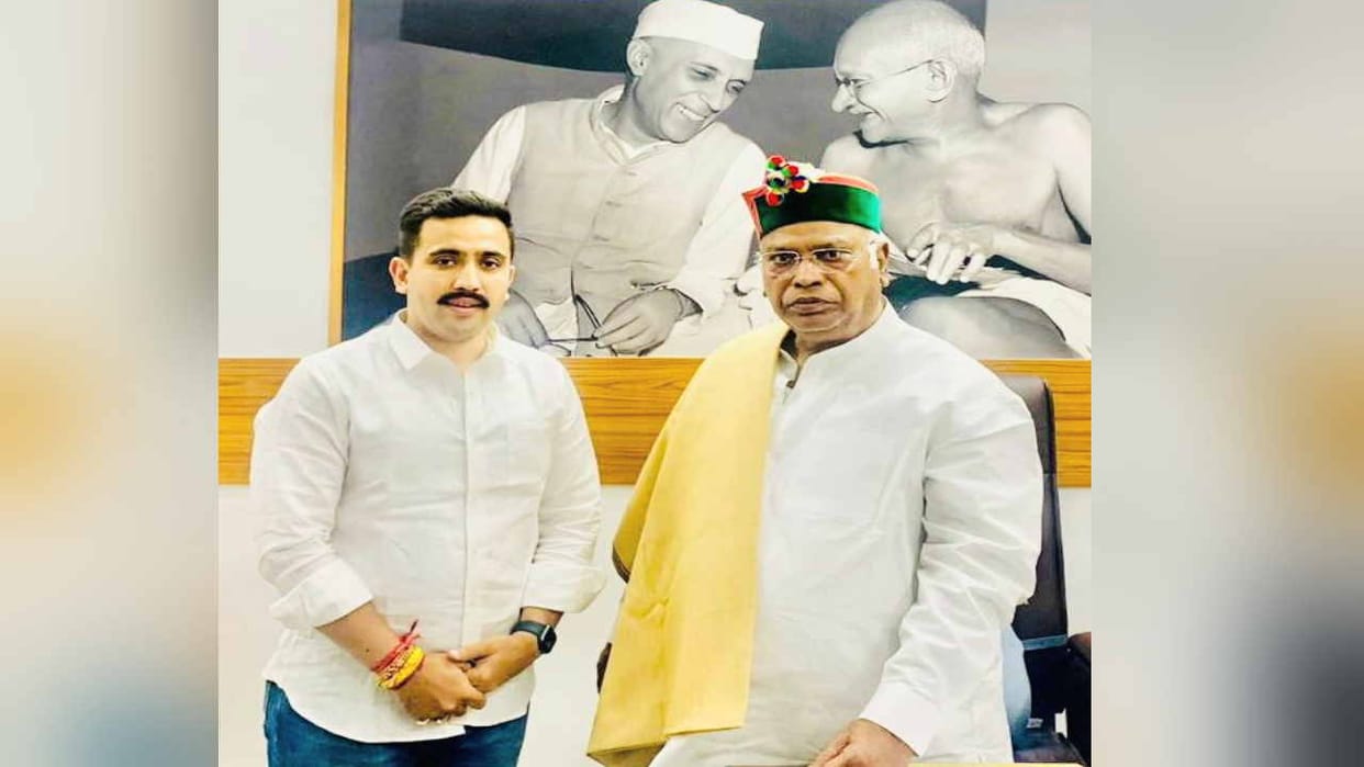 Public Works Minister Vikramaditya Singh met Congress National President Mallikarjun Kharge