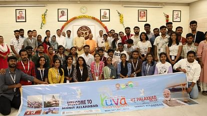 CM Yogi Adityanath meets to students came from Kerala and Lakshdeep.