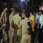 घटनास्थल पर जुटी भीड़ और पुलिस