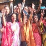 वाराणसी कचहरी परिसर में हिंदू पक्ष की महिलाएं और उनके अधिवक्ता