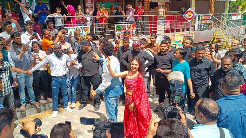 sara ali khan vicky kaushal film jara hatke zara bachke dance move comedy