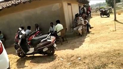 10वीं की छात्रा का फांसी पर लटका मिला शव: FSL टीम के इंतजार में 20 घंटे पड़ा रहा; परिजन बोले- मारकर लटकाया 10th class girl student body found hanging in suspicious condition in Surajpur