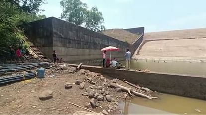 21 लाख लीटर पानी बहाने में SDO भी निलंबित: मोबाइल के लिए जलाशय खाली कराने के दिए थे आदेश, फिर झाड़ा पल्ला Water Resources Department SDO also suspended for wasting 21 lakh litres water for mobile in kanker