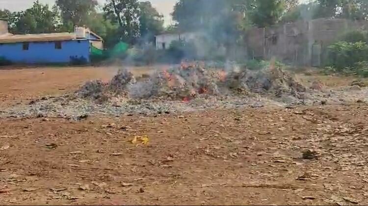 Chhattisgarh: नक्सलियों ने थाने से 100 मीटर दूर तेंदूपत्ता फड़ में लगाई आग, 150 बोरे जलकर खाक
