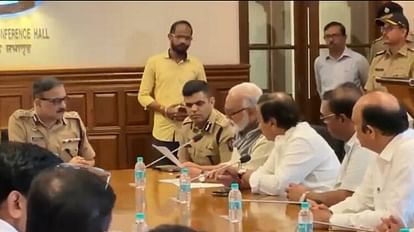 Mumbai: सावित्रीबाई फुले पर अपमानजनक लेख को लेकर एनसीपी नाराज, मुंबई पुलिस आयुक्त कार्यालय के बाहर दिया धरना NCP delegation meets Police Commissioner of Mumbai over the derogatory article on social reformer Savitribai P