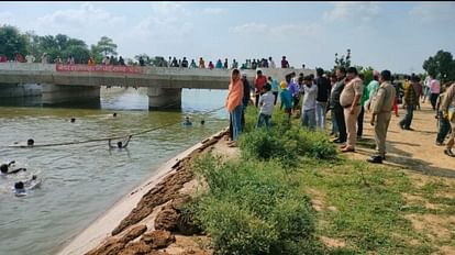 brothers drowned who went to bathe in canal in Etah police engaged in search with help of divers