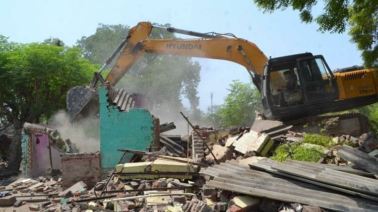 Bulldozers run over 125 houses for rejuvenation of Kashi Railway station