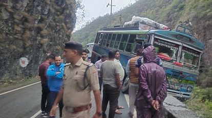 Dehradun Vikasnagar Accident News Bus full of 42 passengers from UP going to Chardham hanging in ditch