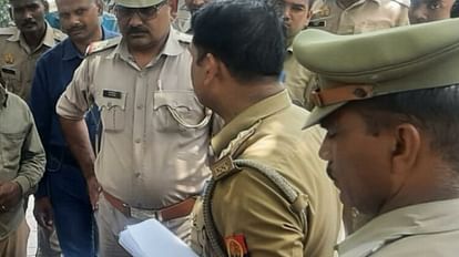 Lucknow: मुख्यमंत्री आवास के पास परिवार सहित आत्मदाह का प्रयास, सीएम के जनता दरबार में आया था परिवार A family tried to self immolate near CM house.