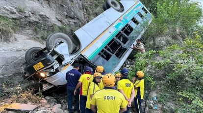 Road Accident: हरिद्वार में खाई में गिरी बस; मासूम समेत दो की मौत, टिहरी में मैक्स और ट्रक की टक्कर, दो मरे