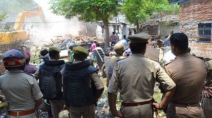 Varanasi: काशी स्टेशन के कायाकल्प के लिए 125 मकानों पर चला बुलडोजर, आशियाने को ढहता देख बिलख पड़े लोग Bulldozers run over 125 houses for rejuvenation of Kashi Railway station