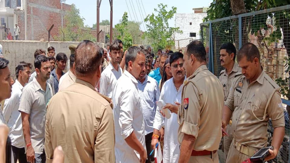 Keeping dead body of newborn in Agra villagers created ruckus at electricity office