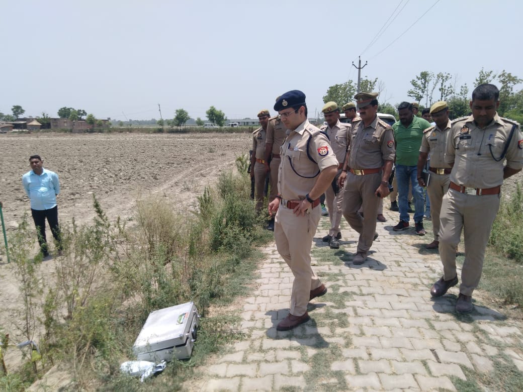 Ballia News: Dead body of a young man found near the house, the family accused him of murder