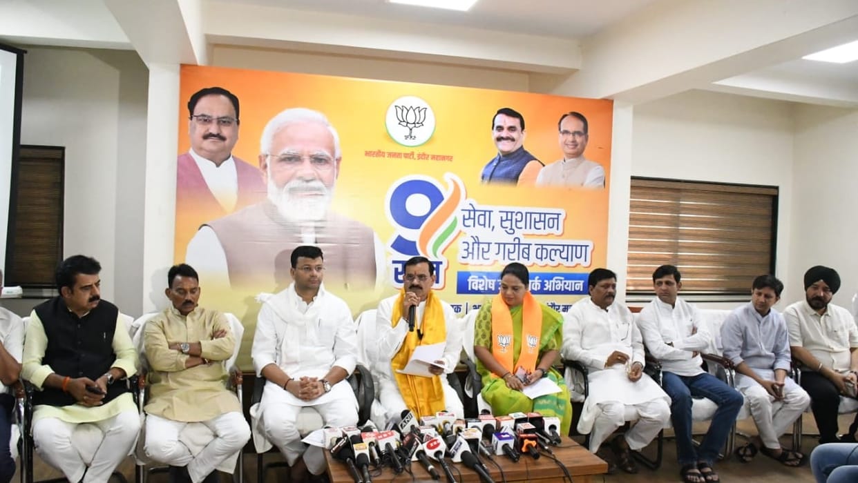 pm narendra modi digvijaya singh vd sharma shivraj singh chouhan bjp congress