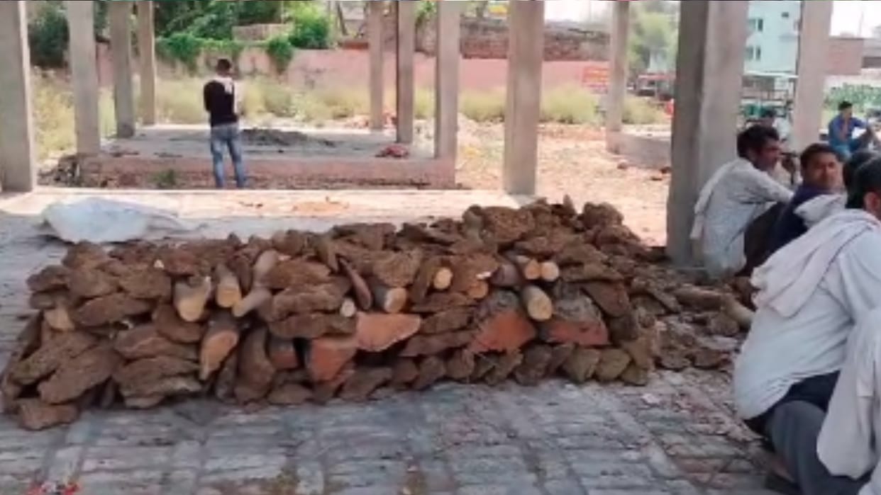 cheeks and lips moved, the family members ran away after picking up the dead body from the funeral pyre