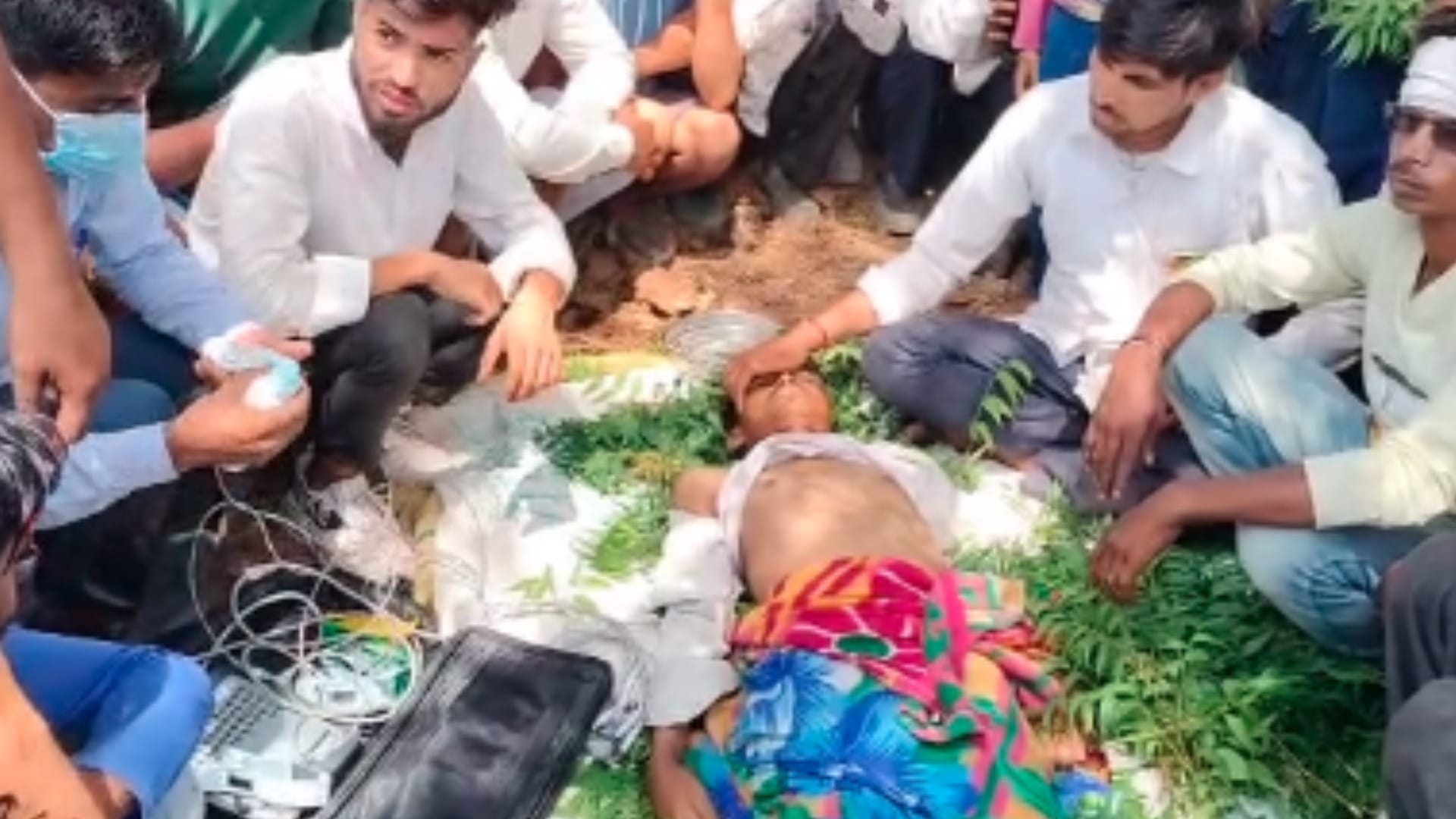 चिता से उठाकर युवक की ईसीजी कराई गई।