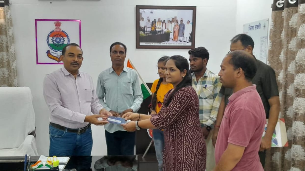 chhattisgarh police returned their lost mobiles to people in sakti