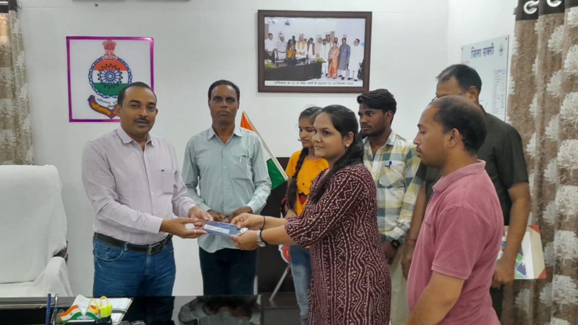 एसपी एम आर अहिरे ने लोगों के मोबाइल लौटाए।