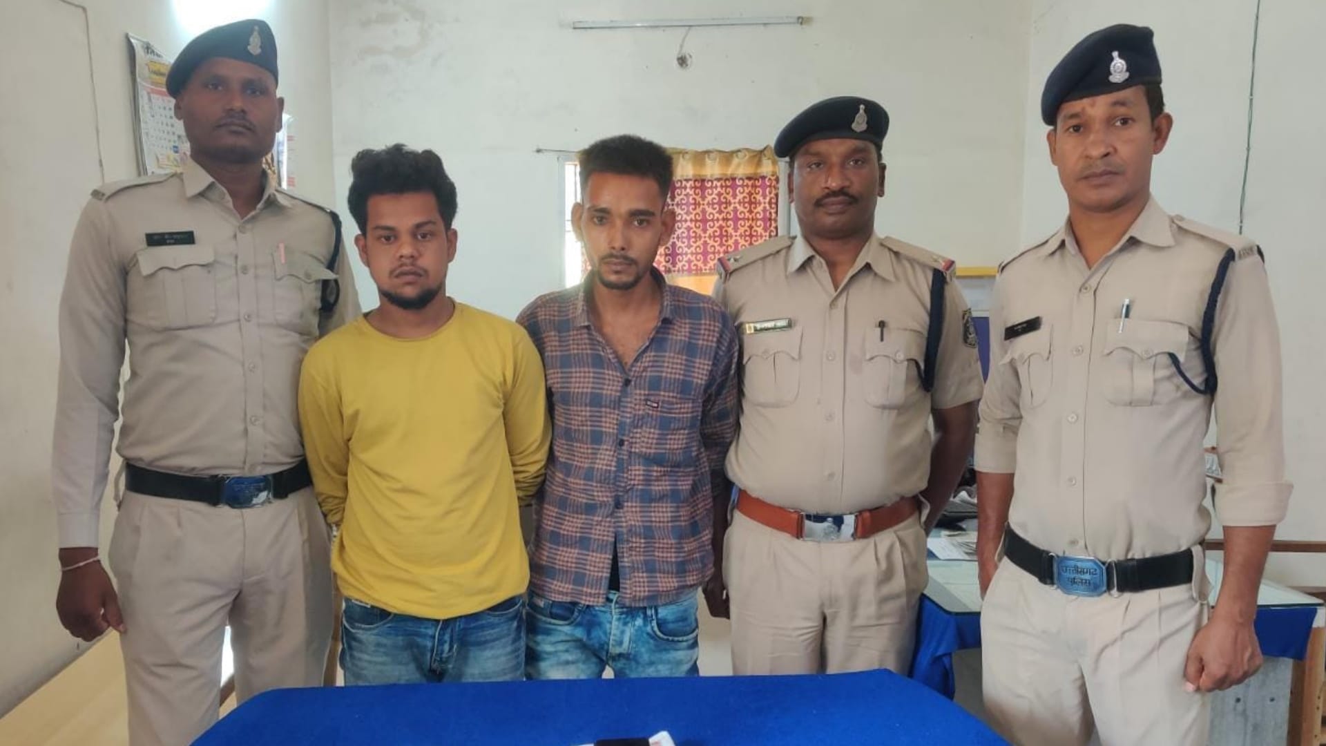 पुलिस गिरफ्त में आरोपी।