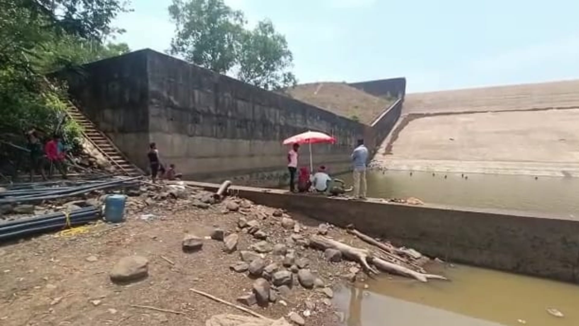 मोबाइल के लिए खाली कराया गया जलाशय।