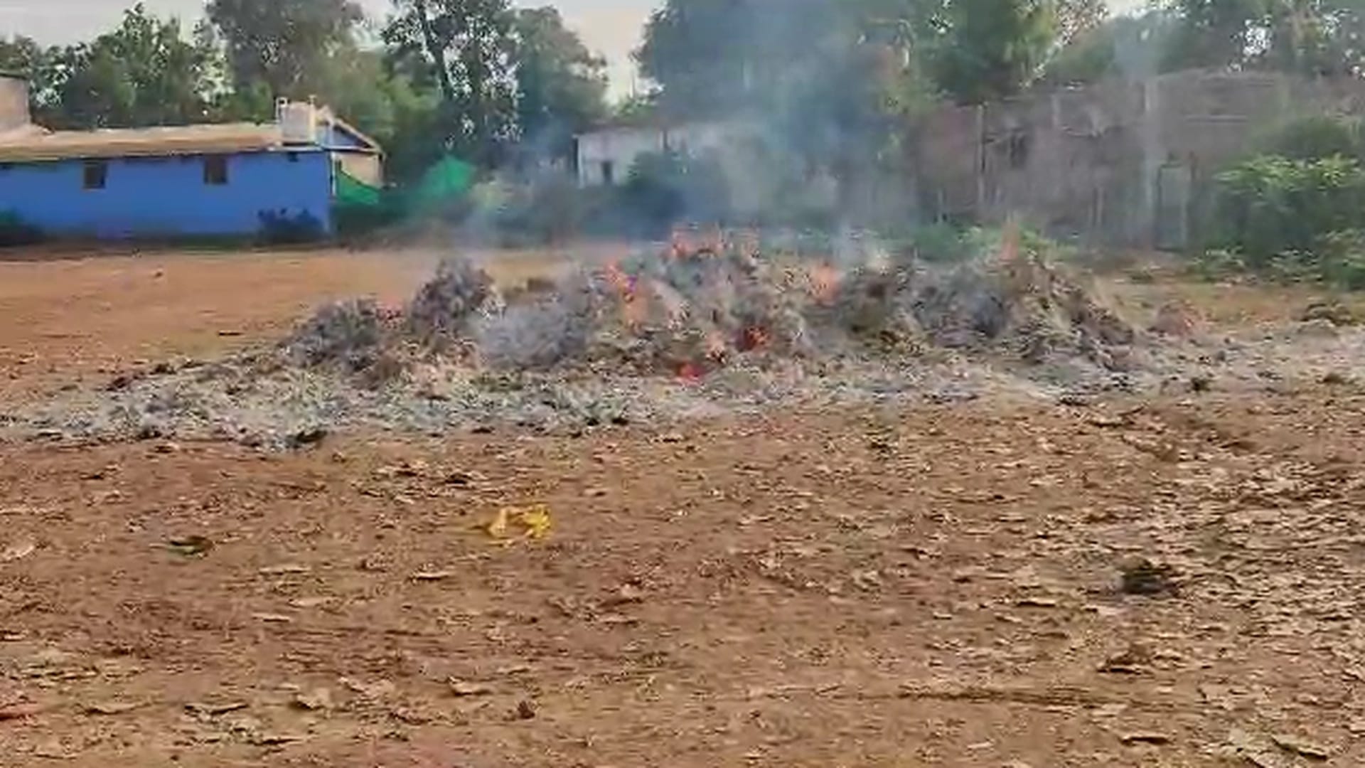 नक्सलियों ने तेंदूपत्ता फड़ में लगाई आग।
