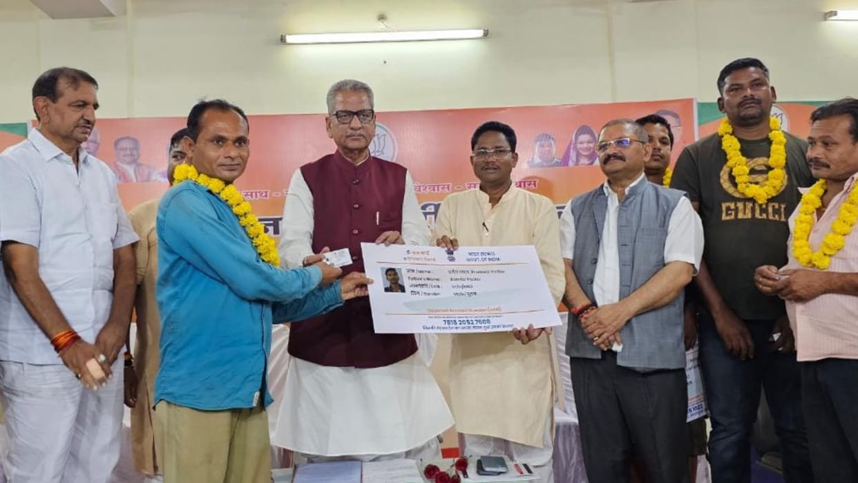 Chhattisgarh BJP in-charge Om Mathur distributed e-labor cards to the beneficiaries in Jagdalpur