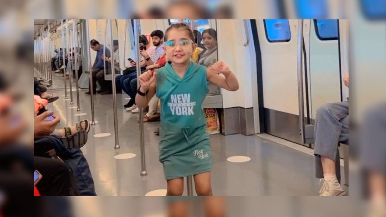 delhi metro little girl dancing on haryanvi song cute girl dance video viral