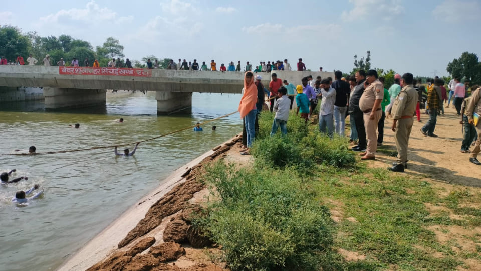 brothers drowned who went to bathe in canal in Etah police engaged in search with help of divers