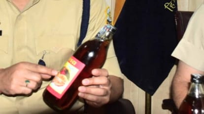 नकली होलोग्राम और मार्का स्टीकर वाली शराब (फाइल)