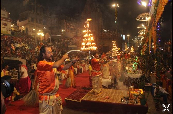 Varanasi: Devlok landed on the banks of Ganga Dussehra, Maa Ganga's great aarti was performed, 56 indulgences
