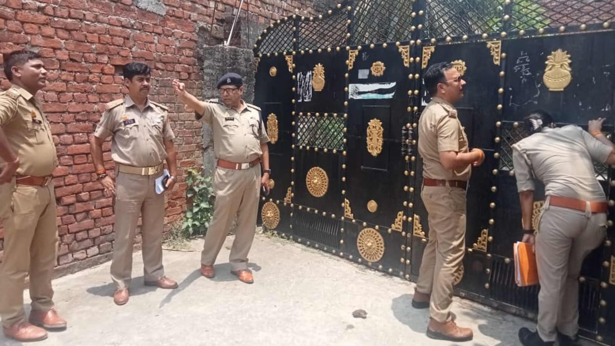Police raided house of Mafia Rakesh Yadav in Gorakhpur