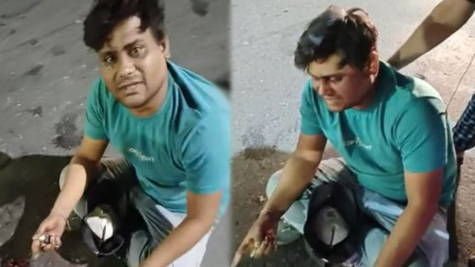 young man wept bitterly in middle of road after death of dog due to truck collision in Agra