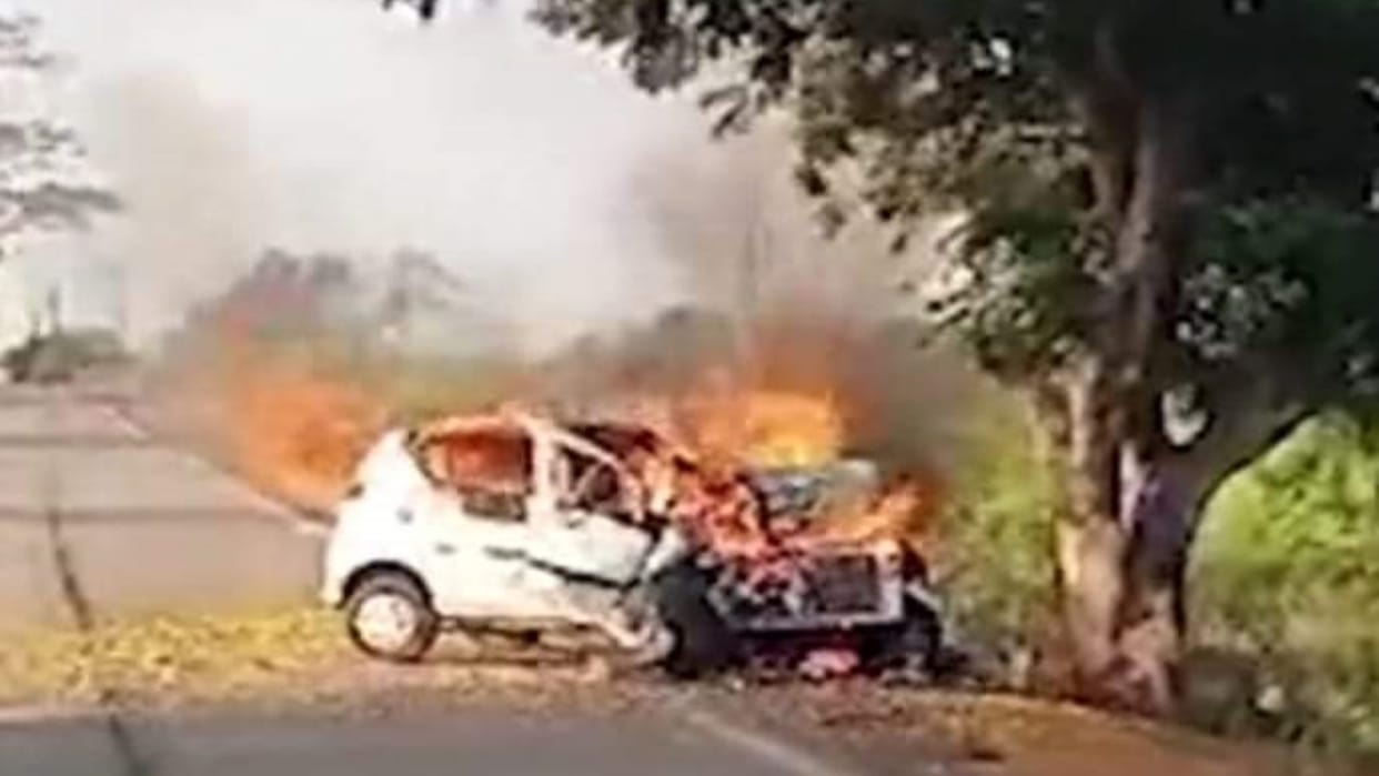 Harda Accident News Uncontrollable car caught fire after hitting tree four people burnt alive