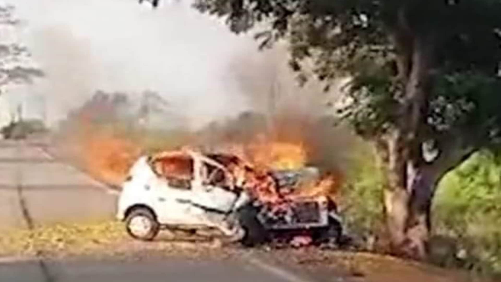 कार में चार लोग जिंदा जले