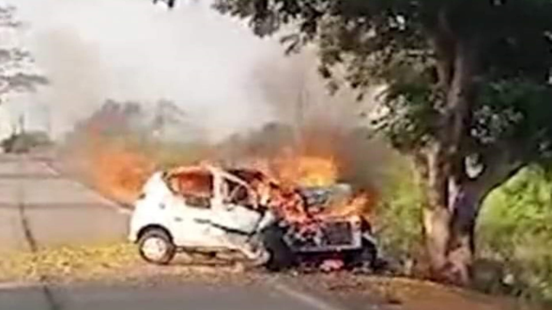 कार में चार लोग जिंदा जले