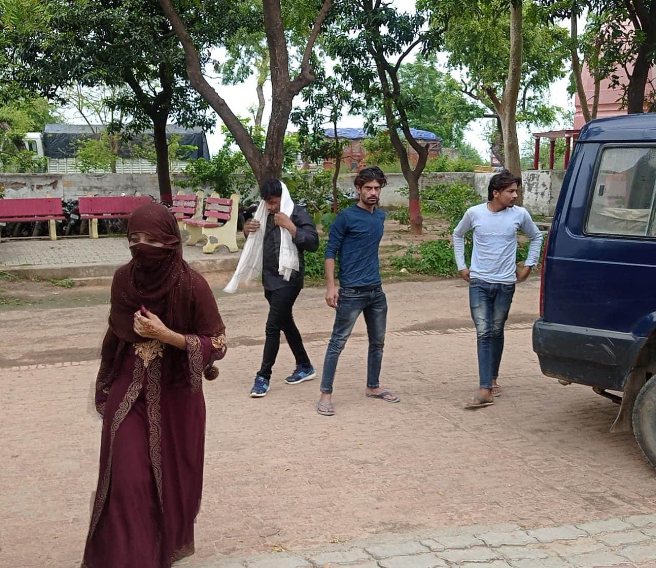 Meerut: Police raid in hotel Paradise in Sardhana and many lover couple in custody and see photos