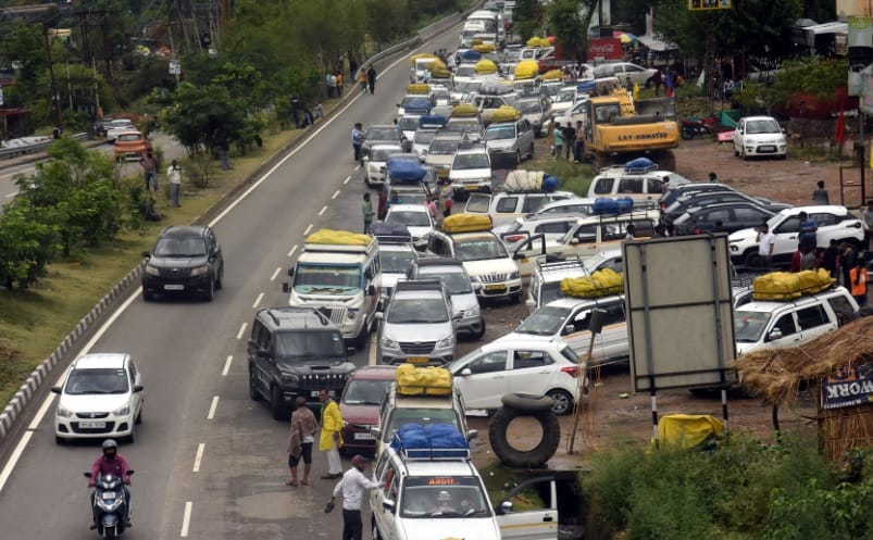 Jammu-Srinagar highway closed for seven hours, thousands of people stranded