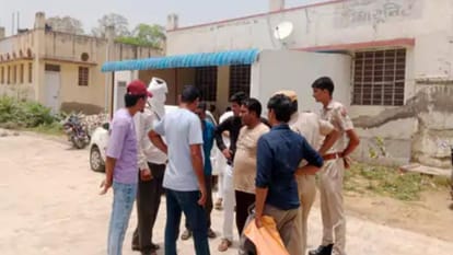 घटना स्थल पर मौजूद लोग