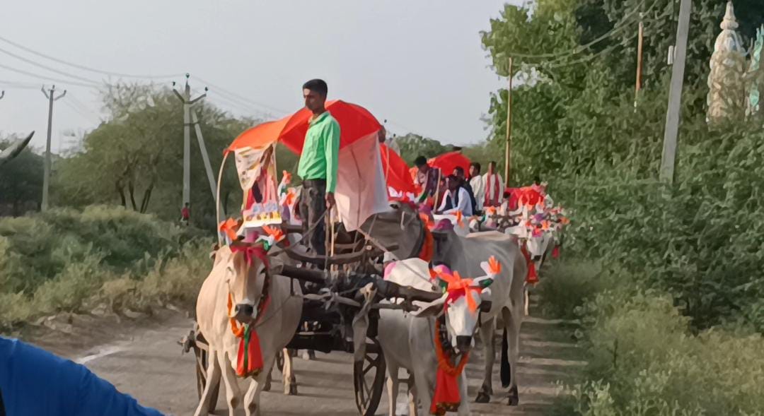 A unique wedding procession took place in Banda, the groom arrived in bullock carts to bid farewell to the bri