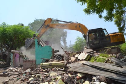Bulldozers run over 125 houses for rejuvenation of Kashi Railway station